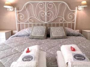 ein Schlafzimmer mit einem Bett mit Handtüchern und Kissen in der Unterkunft La Chiave di Roma in Rom