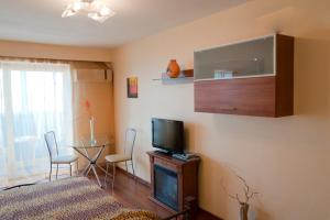 TV i/ili multimedijalni sistem u objektu Modern Apartment with Panoramic View near Metro 23August