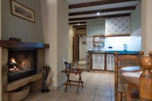 A kitchen or kitchenette at Complejo Rural Turimaestrat