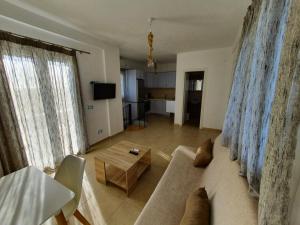 Televízia a/alebo spoločenská miestnosť v ubytovaní Sahas Apartments