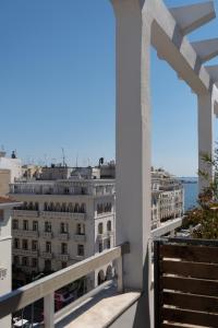 een uitzicht vanaf het balkon van een gebouw bij Luxury Apartments Aristotelous in Thessaloniki