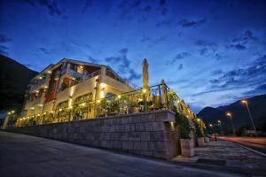 ein Gebäude mit Lichtern an der Straßenseite in der Unterkunft Hotel Ellena in Herceg-Novi