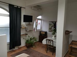 een woonkamer met een tafel en een televisie bij Opus One apartment Dubrovnik in Dubrovnik