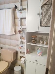 bagno con servizi igienici e armadietto bianco di Eirini's House Corfu a Kynopiástai
