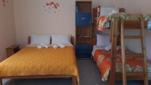 ティロスにあるLaloudaki Apartmentsのベッドルーム1室(二段ベッド2台、はしご付)