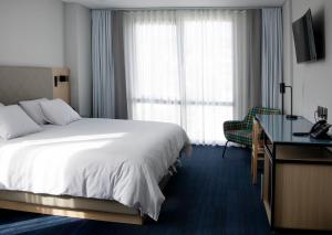 a hotel room with a bed and a desk and window at Casa Grande Express in La Paz