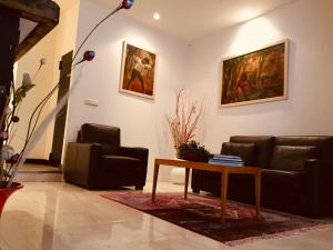 a living room with two couches and a coffee table at Hotel Portinari in Porto