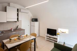 a kitchen and dining room with a table and chairs at Casamata in Ragusa