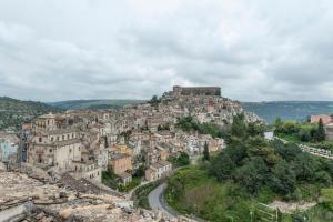 a town on a hill with a castle on top at Casamata in Ragusa
