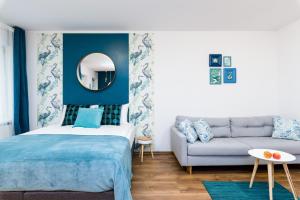 sypialnia z łóżkiem i kanapą w obiekcie Sleepway Apartments - Blue Dream w Poznaniu