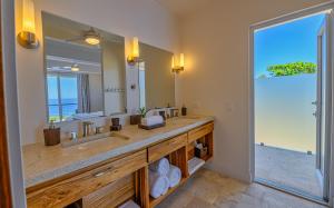 Vannituba majutusasutuses Villa Topaz Above West Bay with 360 Degree Views!