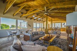 Istumisnurk majutusasutuses Villa Topaz Above West Bay with 360 Degree Views!