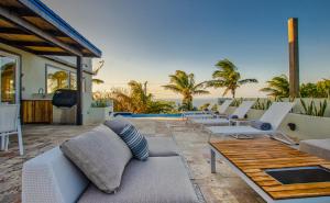 Istumisnurk majutusasutuses Villa Topaz Above West Bay with 360 Degree Views!
