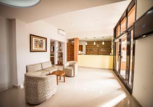 un soggiorno con 2 sedie e un divano di Hotel Marlon a Chetumal