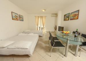 Un pat sau paturi într-o cameră la Sea Point II Apart hotel Tivat +85 fotografii