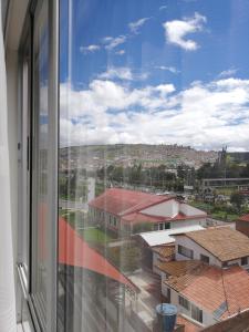uma vista da cidade a partir de uma janela em Habitación con baño privado em Tunja