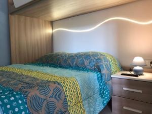 スコペッロにあるScopello Guidaloca Villasのベッドルーム1室(ベッド1台、ナイトスタンド、ランプ付)