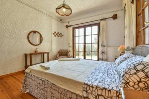 A bed or beds in a room at Light-filled home with Garden near Beach