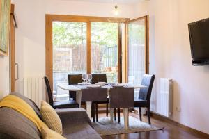 Μια τηλεόραση ή/και κέντρο ψυχαγωγίας στο Chalet en urbanización, ideal para esquí