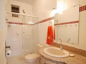 y baño con lavabo, aseo y espejo. en Alquimia House en Ouro Preto