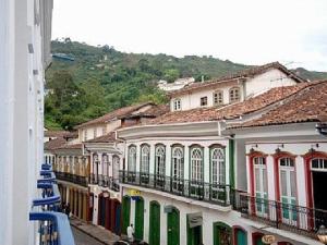 un grupo de edificios con puertas y ventanas coloridas en Alquimia House, en Ouro Preto