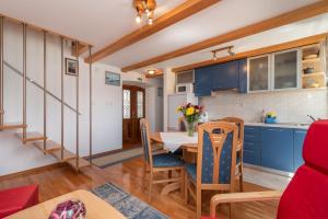 eine Küche und ein Esszimmer mit einem Tisch und Stühlen in der Unterkunft Stone house Ernest in Trogir