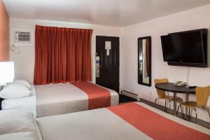 Ένα ή περισσότερα κρεβάτια σε δωμάτιο στο Motel 6-Fort St. John, BC