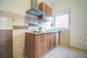 Kuchyň nebo kuchyňský kout v ubytování Apartmani Matko