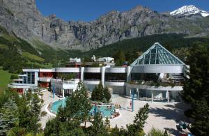 eine Luftansicht eines Resorts mit Bergen im Hintergrund in der Unterkunft Hotel Walliserhof-Leukerbad-Therme in Leukerbad