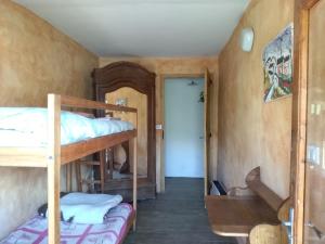 a room with two bunk beds and a hallway at Meiro di Choco in Pradleve