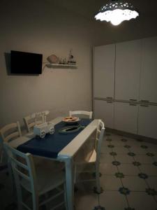 ファヴィニャーナにあるPoseidonia Bilocaleのキッチン(テーブル、椅子、テレビ付)