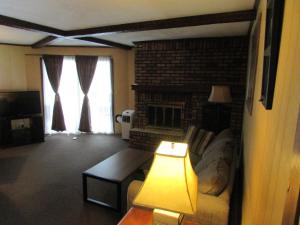 uma sala de estar com um sofá e uma lareira em The Lake George Inn em Lake George