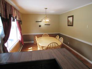 uma sala de jantar com mesa e cadeiras em The Lake George Inn em Lake George