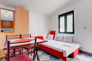 a small room with a bed and a table at Raj mira in Utjeha