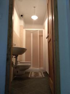 a bathroom with a toilet and a sink at Meiro di Choco in Pradleve