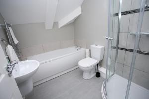 uma casa de banho branca com um WC e um lavatório em University Road Apartments em Belfast