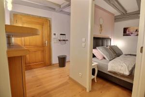 - une chambre avec un lit et un bureau dans l'établissement LE PTIT BARTHO, à Colmar
