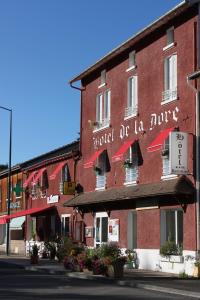 un bâtiment en briques rouges avec un hôtel de la junte dans l'établissement Hôtel Restaurant de la Dore, à Vertolaye