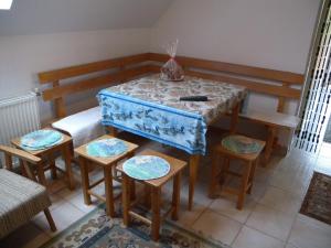 Zimmer mit einem Tisch, Stühlen und einem Tisch in der Unterkunft Apartment Balatonszentgyorgy 3 in Balatonszentgyörgy