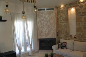 uma sala de estar com um sofá e uma lareira em Stone Apartment em Tessalónica