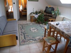 ein Wohnzimmer mit einem Sofa und einem Tisch in der Unterkunft Apartment Balatonszentgyorgy 3 in Balatonszentgyörgy