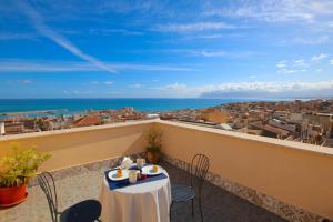 カステッランマーレ・デル・ゴルフォにあるB&B SICILIAの海の景色を望むバルコニー(テーブル付)