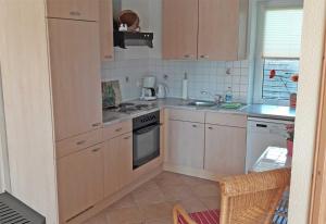 Virtuve vai virtuves zona naktsmītnē Ferienwohnung Fuhlendorf FDZ 551