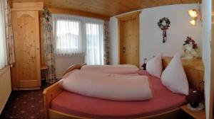 Łóżko lub łóżka w pokoju w obiekcie Pension und Apartments Landhaus Marie