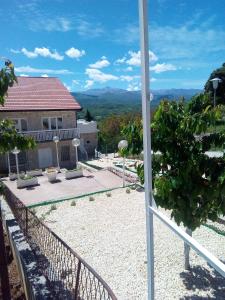 una vista desde el balcón de una casa en APARTMAN MATKOVIĆ, en Imotski