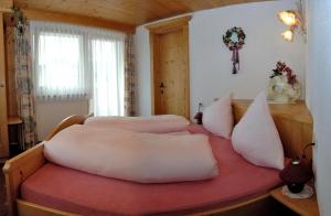 Łóżko lub łóżka w pokoju w obiekcie Pension und Apartments Landhaus Marie