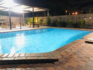 
The swimming pool at or near Campbelltown Colonial Motor Inn
