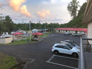 un estacionamiento con un montón de coches aparcados en Ellijay Inn - Downtown Ellijay, en Ellijay