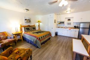 a large bedroom with a bed and a kitchen at Arbor Inn Motel Oakridge in Oakridge