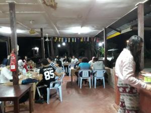 een groep mensen die aan tafel zitten in een restaurant bij Matleon village in Jerantut